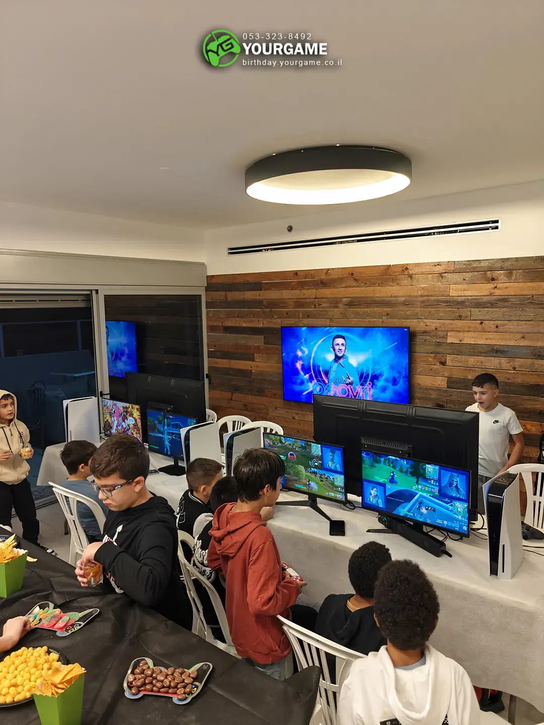 צוות Yourgame מלווה ילדים בעמדות גיימינג ביום הולדת ביתי